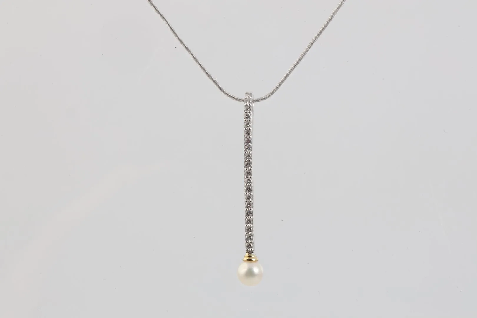 14k Gold Necklace and Earring Set with 0.40tcw Diamonds and Pearls (4.22g.)